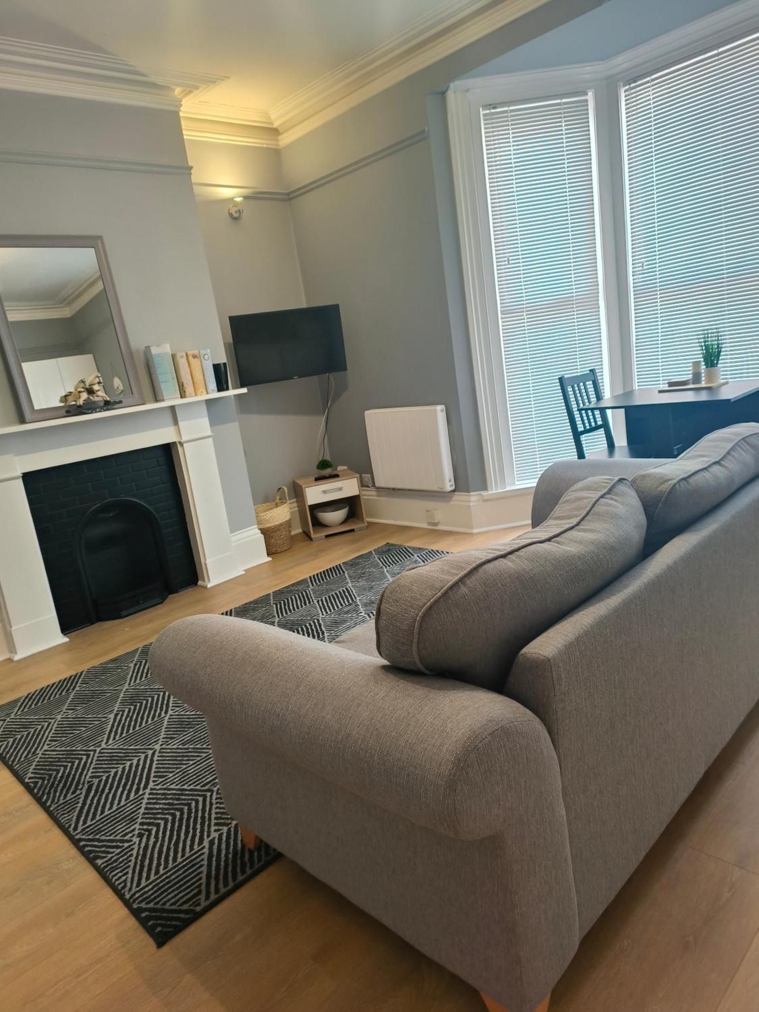 Southsea Historic Gem - Elegant Apartments 포츠머스 객실 사진